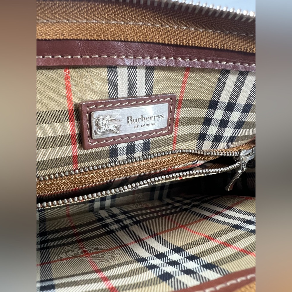 Burberrys of London Brown Pebbled Leather Wristlet with Plaid Lining (Vintage) - Picture 10 of 13
